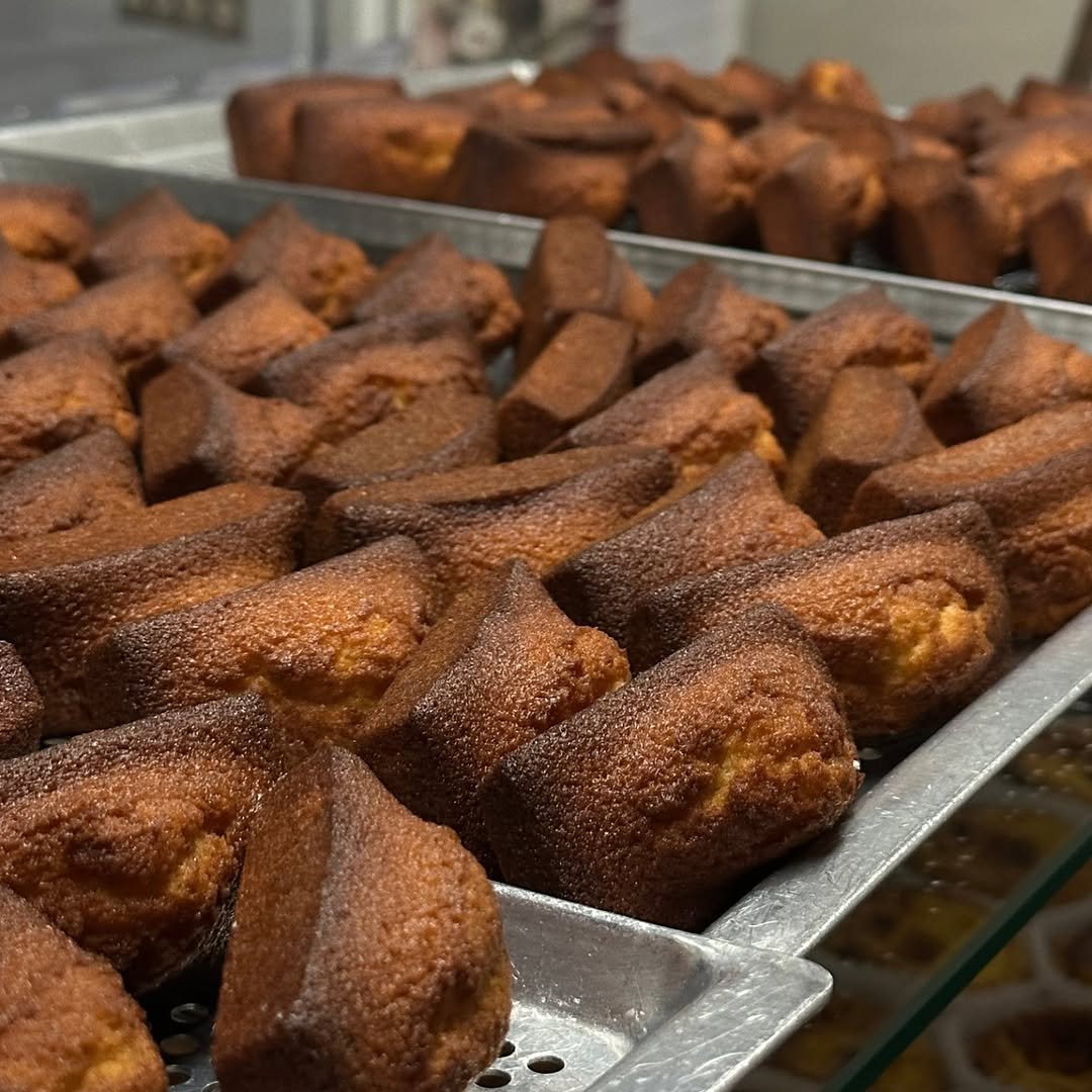 Photo by 마운드 : 휘낭시에, 에그타르트 가게 | 단체주문 전문 in 수원 광교 호수공원. May be an image of babka, turnover, coconut macaroon, baguette, crumbcake, baked goods, cornbread and text.