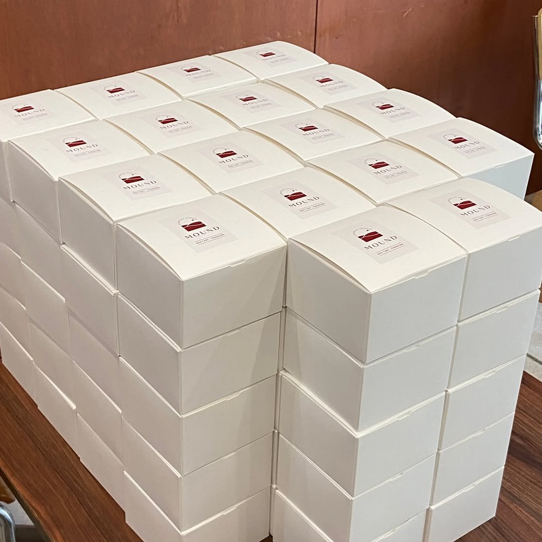 Photo by 마운드 : 휘낭시에, 에그타르트 가게 | 단체주문 전문 on September 26, 2025. May be an image of crumbcake, box, pie, hamper, carton and text.