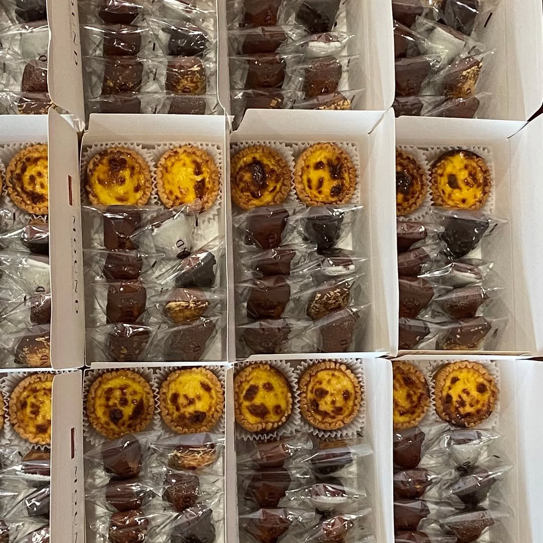 Photo by 마운드 : 휘낭시에, 에그타르트 가게 | 단체주문 전문 on October 01, 2025. May be an image of coconut macaroon, brownie, truffle and text.