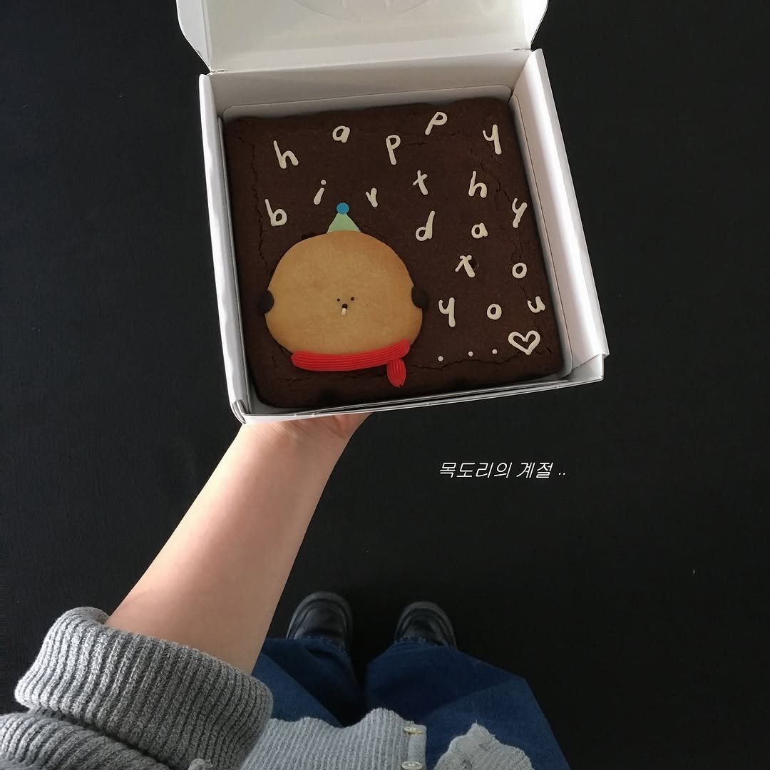 Photo by 무소식 • 당일케이크 • 브라우니 • 브라우니케이크 on January 12, 2026. May be an image of bread, pie, brownie and eclair.