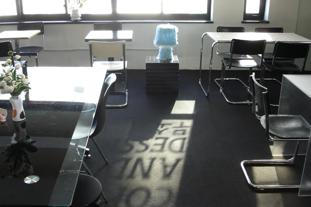 Photo by 무소식 • 당일케이크 • 브라우니 • 브라우니케이크 on January 06, 2026. May be an image of table, bureau and office.