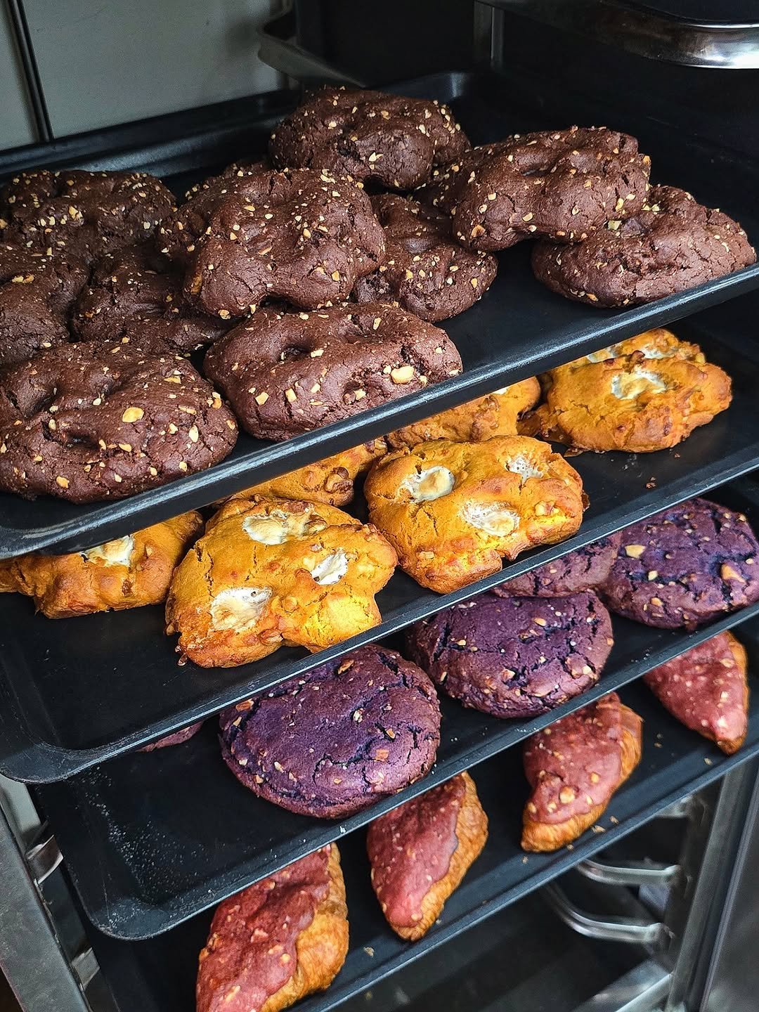 Photo by 양과자점 플레지르 (HUMPTY LUMPY HOUSE) on November 28, 2025. May be an image of babka, rye bread, baked goods, scone, raisin, muffin, bagel and text.