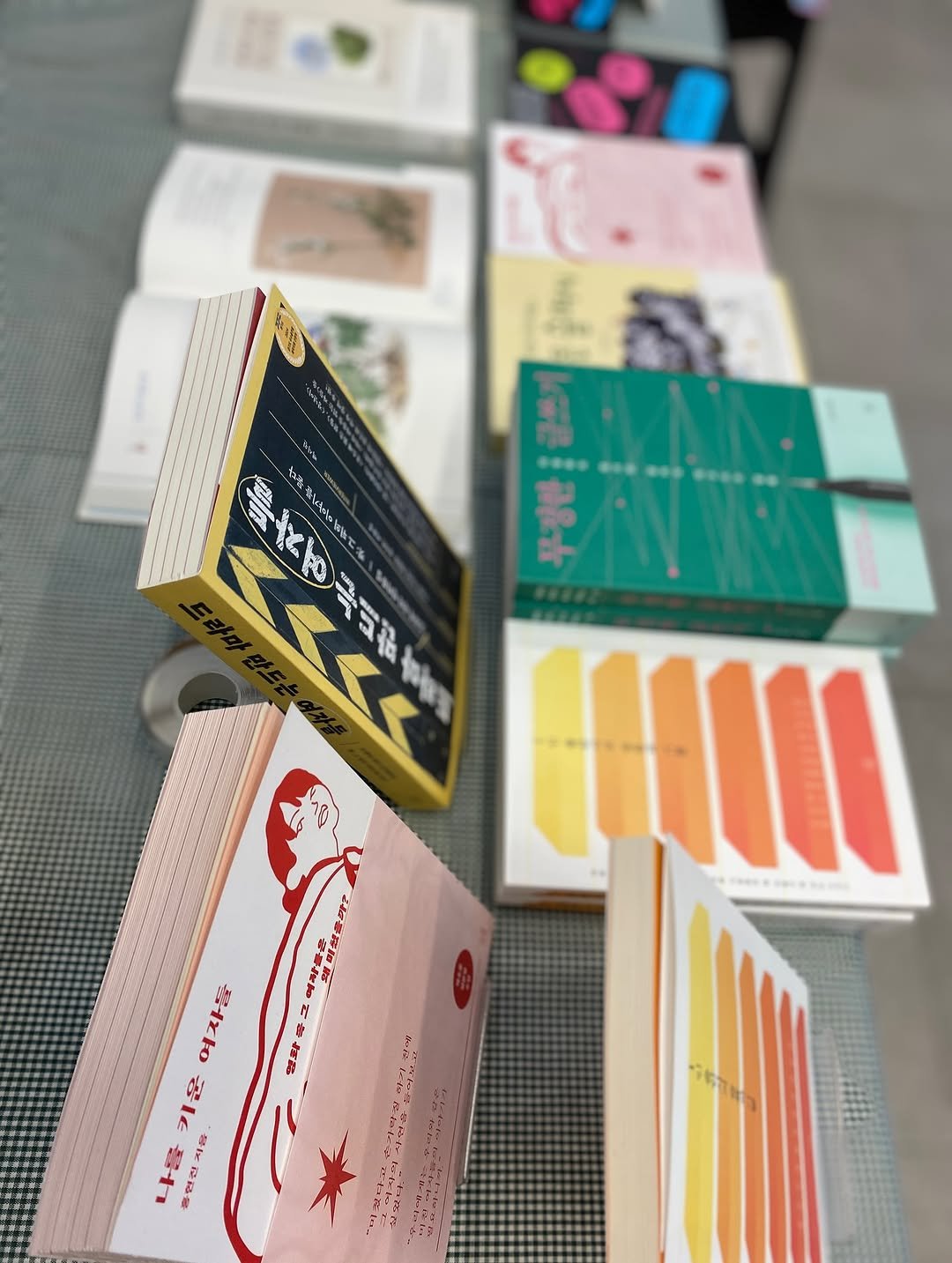 Photo by 느린서재 출판사 on September 28, 2025. May be an image of matchbook, diary, book, card and text.