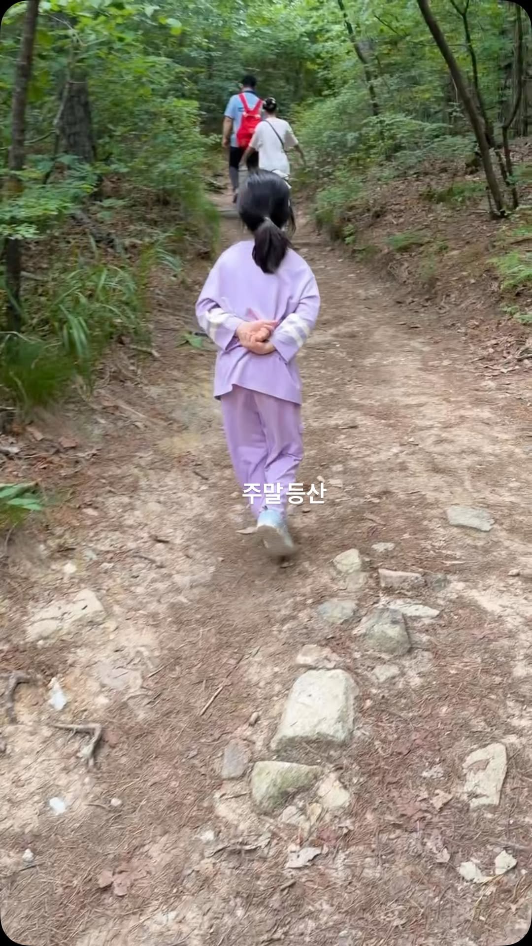 calmdown_library 게시물 이미지: 일요일에는 특별한 일이 없다면 산에 갑니다. 올라가다가 평탄한 길을 걷다가 잠깐...