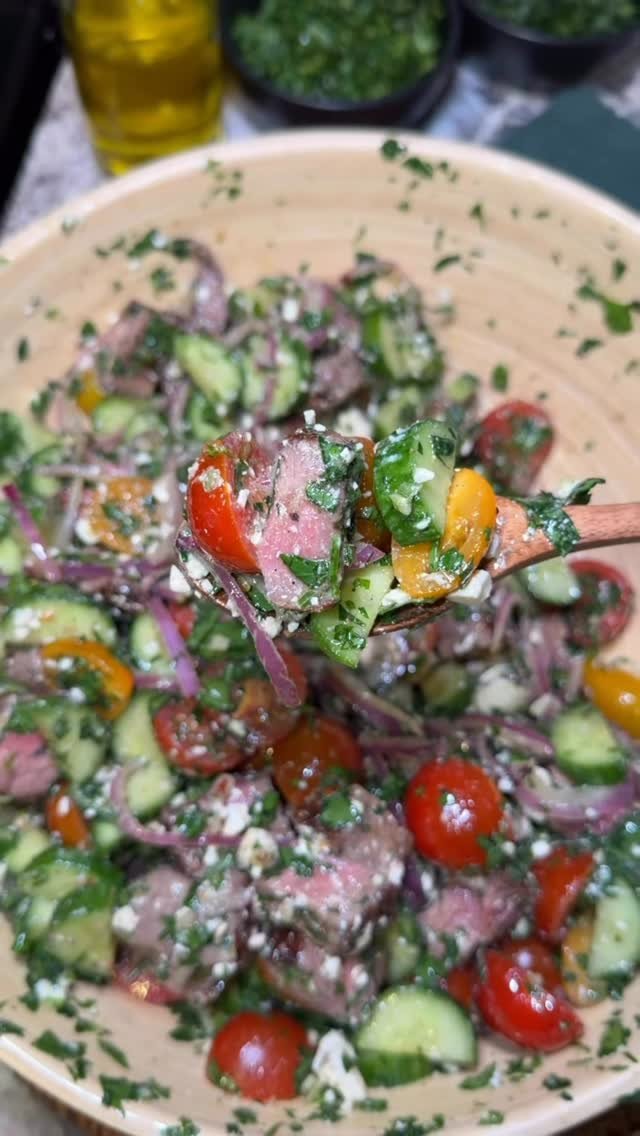 calories.tips 게시물 이미지: Chimichurri Steak Salad 🥩🥗✨ 
(via:...