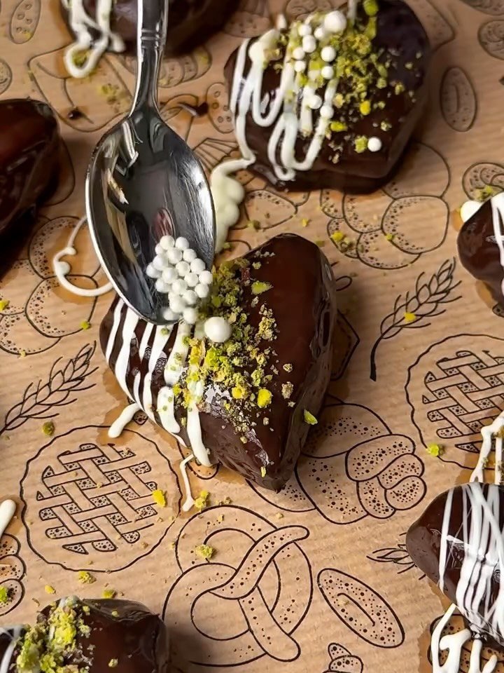calories.tips 게시물 이미지: Chocolate Covered Heart Dates 🍫❤️✨ 
(via:...