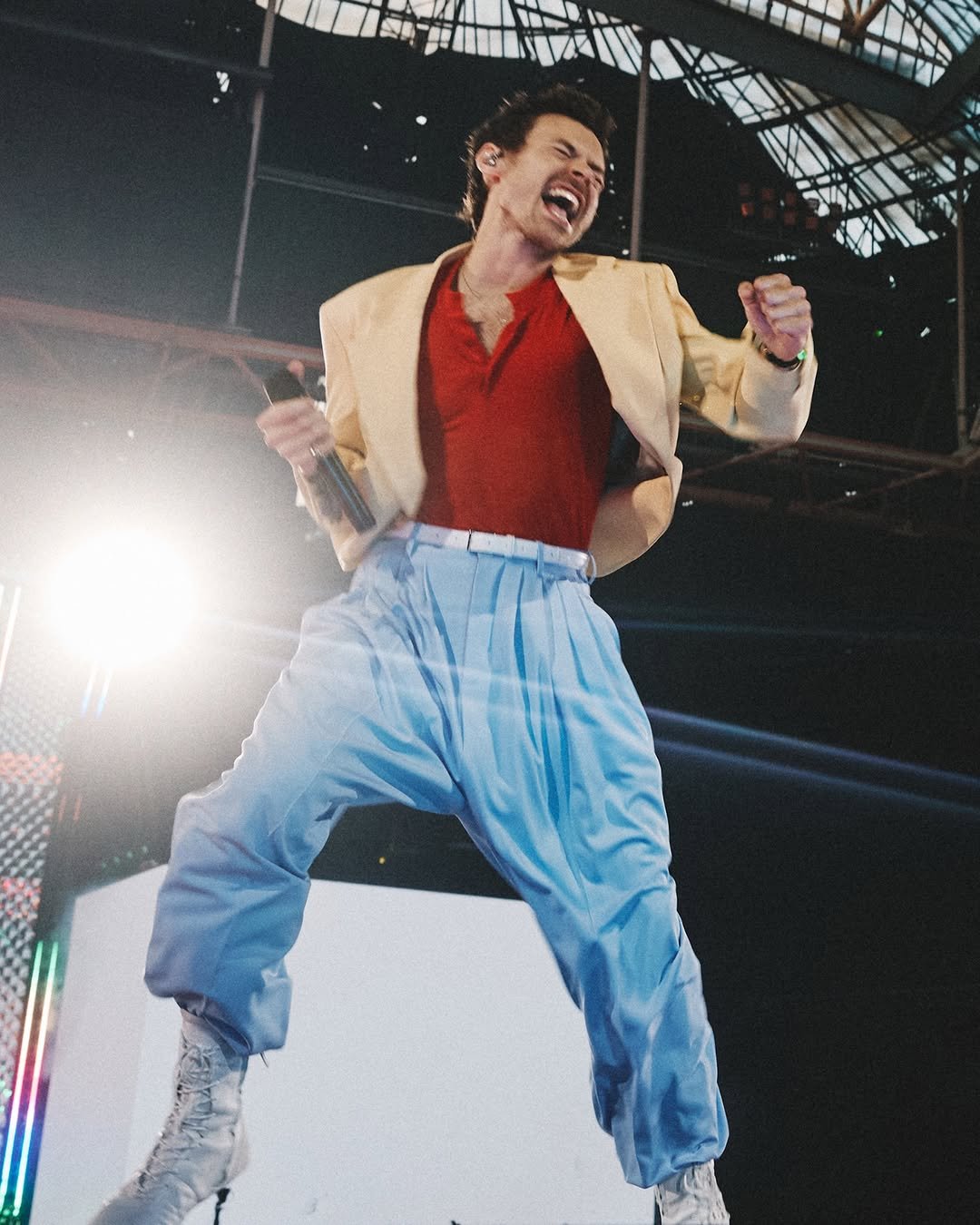 calvinklein 게시물 이미지: @harrystyles takes the stage in custom Calvin...