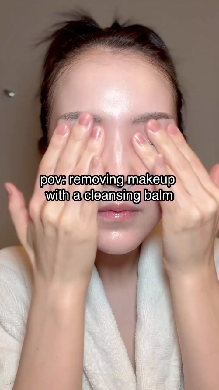 cami_kana 게시물 이미지: クレンジングバームを使う時のわたし👀☁️
me using a cleansing...