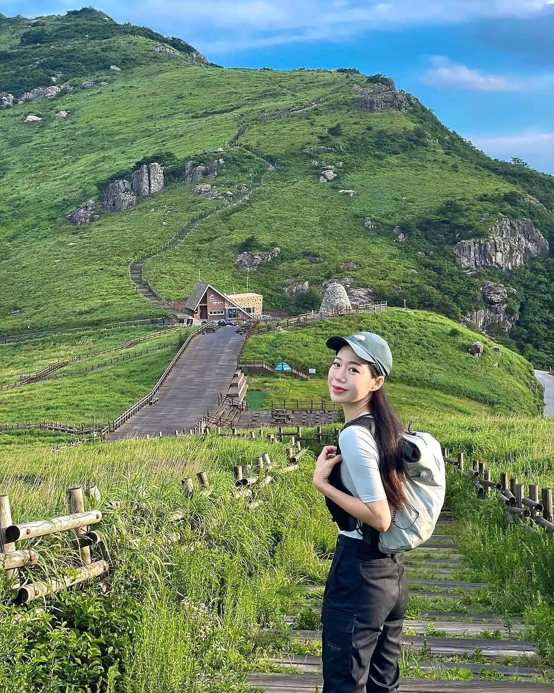 Photo by 캠핑 | 여행 🏕️ 캠핑클럽 on April 22, 2026. May be an image of mountain, the Great Wall of China and text.