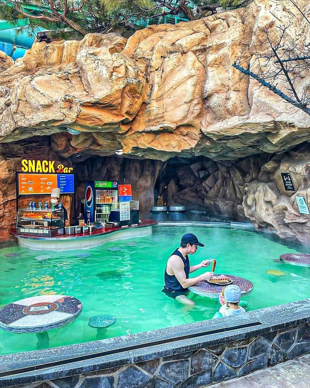 Photo by 캠핑 | 여행 🏕️ 캠핑클럽 on October 27, 2025. May be an image of swimming, pool and text.