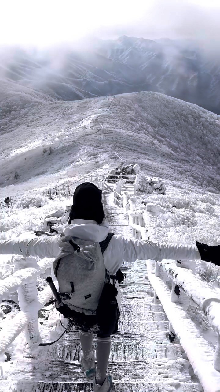 camping_club_ 게시물 이미지: 올겨울 꼭 덕유산으로 가야되는 이유☃️
이국적인 겨울왕국 풍경이 눈앞에...