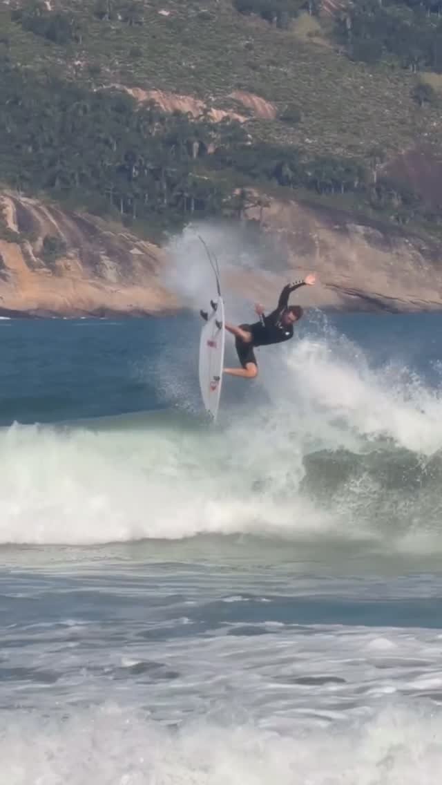 canal_uaradei 게시물 이미지: @joaochumbinho pegou tubo de manhã no Recreio...