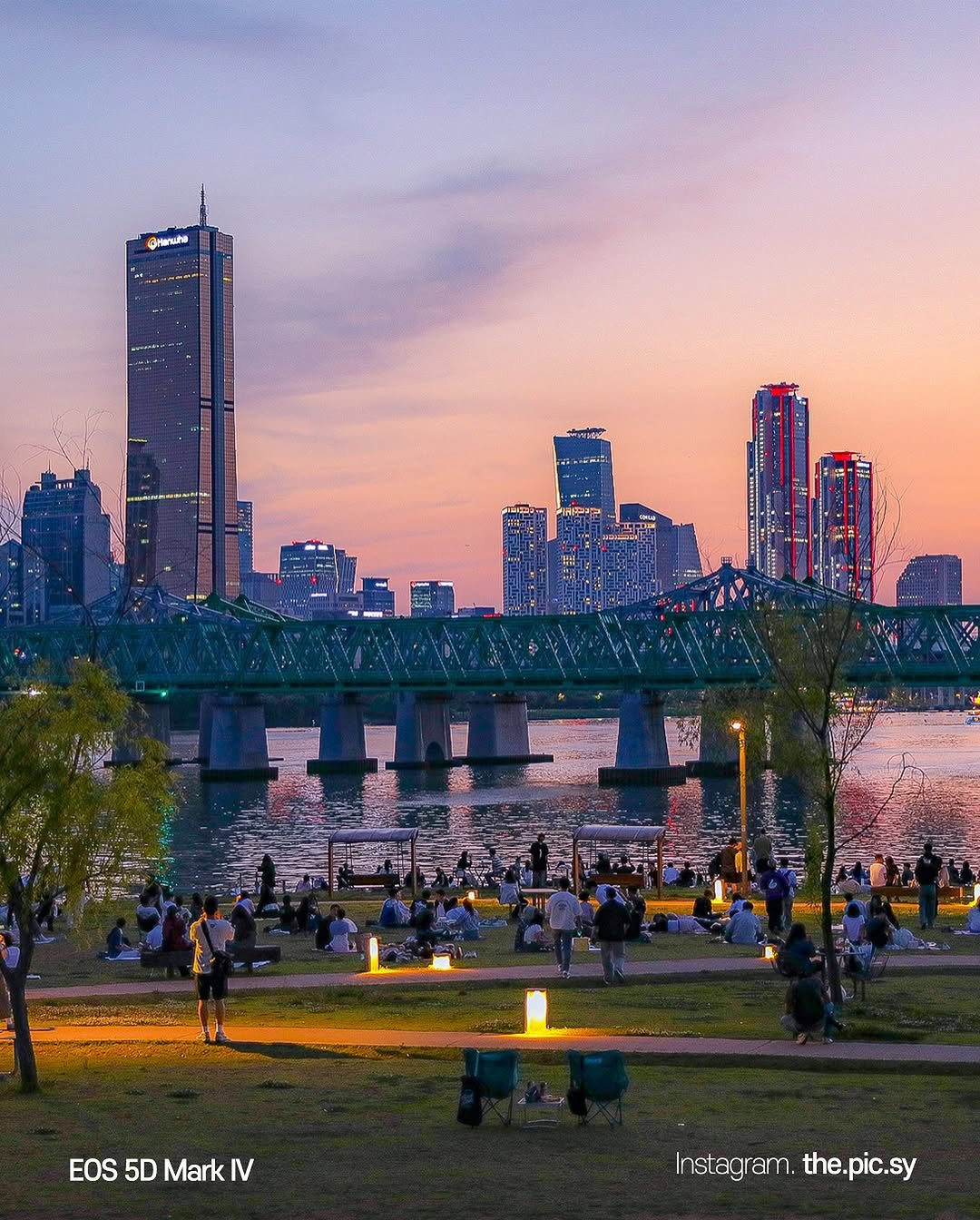 Photo by 캐논코리아 주식회사 on September 30, 2025. May be an image of twilight, skyscraper, suspension bridge and text.