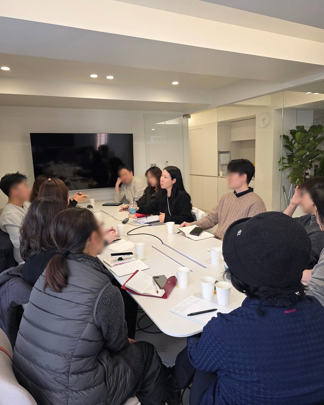 Photo by 당근자판기 김진옥 | 투자와 사업 이야기 on February 01, 2026. May be an image of studying, table, bureau, office and text.