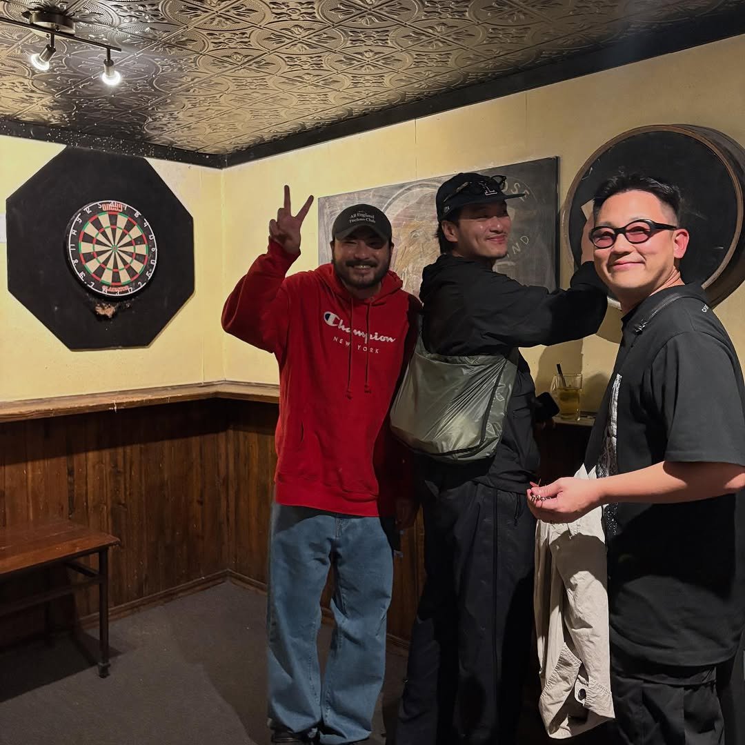 Photo by 카더가든 | Car, the garden on October 06, 2025. May be an image of 2 people, people standing, dartboard and text.