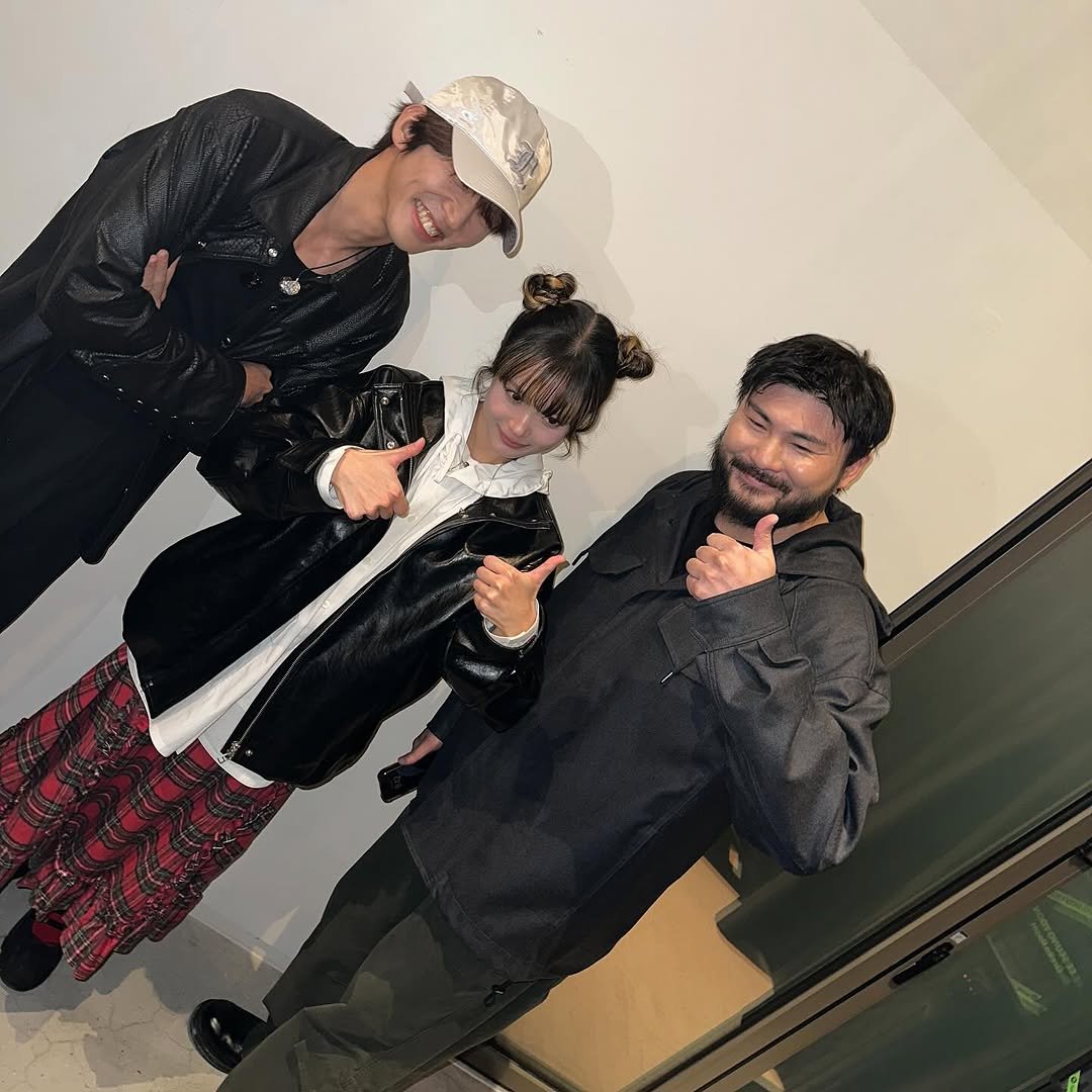 Photo shared by 카더가든 | Car, the garden on November 15, 2025 tagging @kihachang, @bgsmsyl, and @hanr0r0. May be an image of one or more people, bangs, duffle coat, top, parka and text.