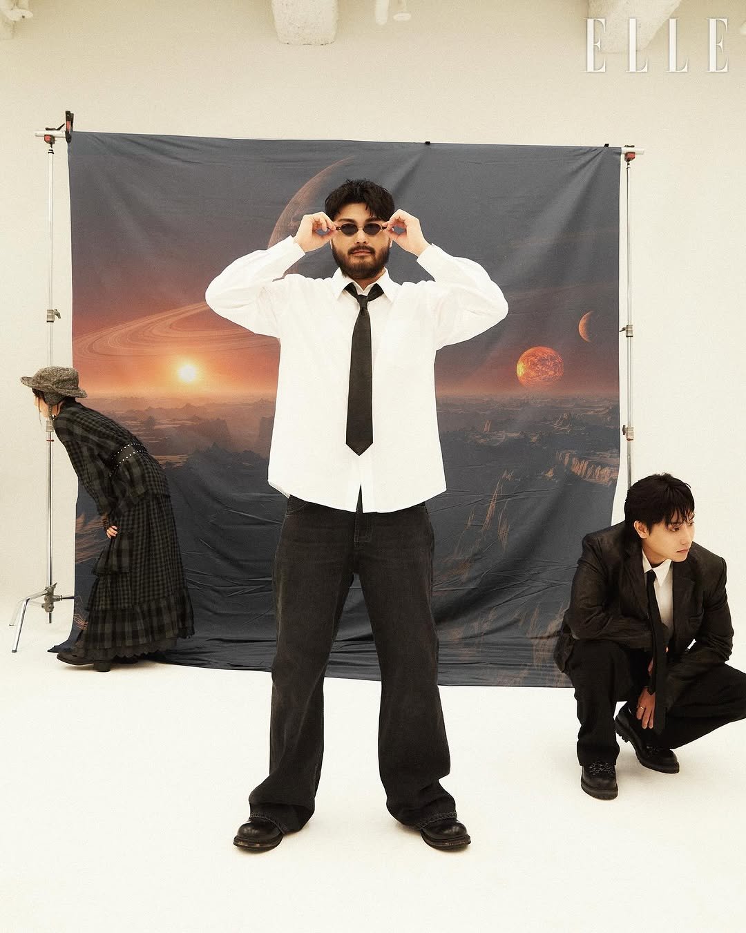 Photo by 카더가든 | Car, the garden on September 26, 2025. May be an image of 2 people, people standing, suit, poster and text that says 'ELLE'.