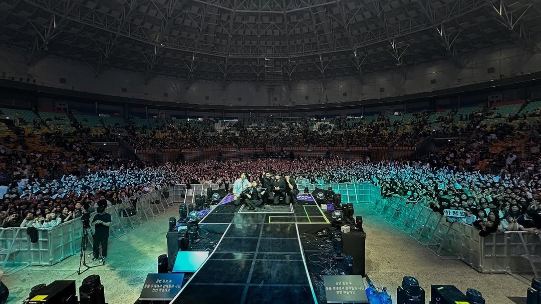 Photo shared by 카더가든 | Car, the garden on October 19, 2025 tagging @superuturn_, @kyh1176, @uk_tai, and @dulumer_. May be an image of crowd, concert and text.