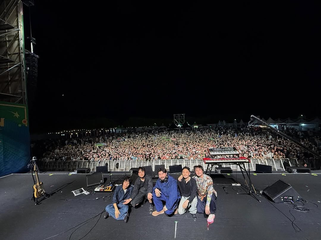 Photo shared by 카더가든 | Car, the garden on September 28, 2025 tagging @busanrockfest, and @o3thegarden. May be an image of 5 people, saxophone, crowd, concert and text.