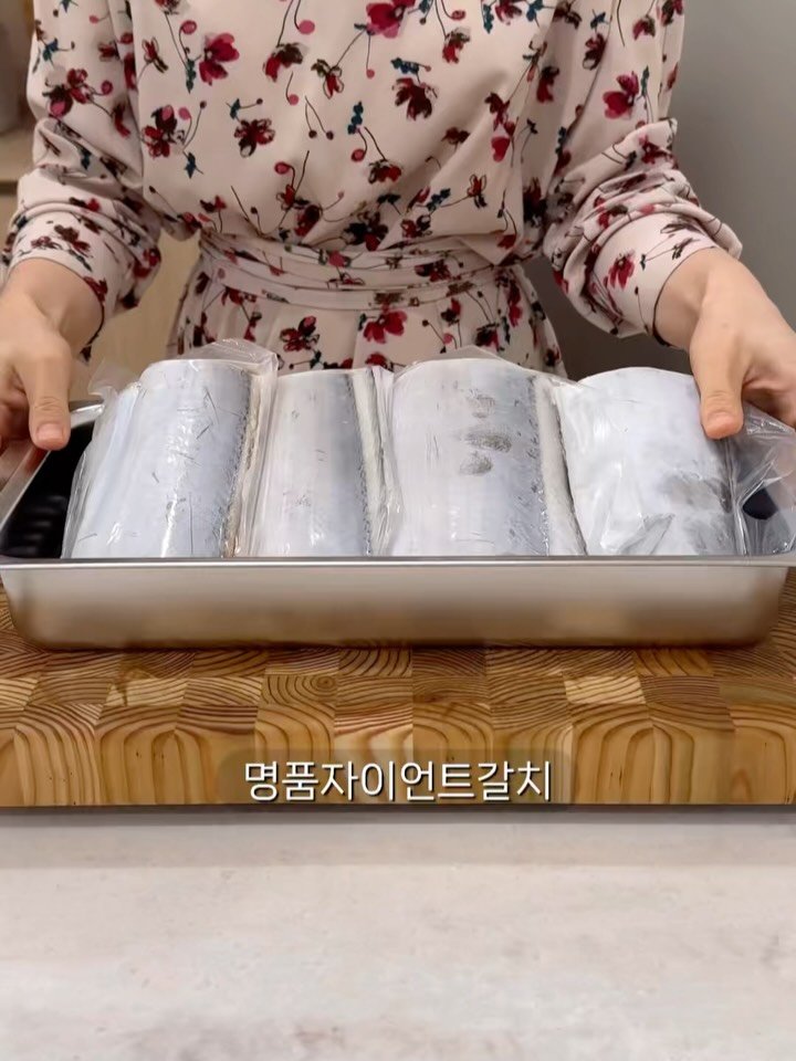 casa_rim 게시물 이미지: 명품자이언트갈치 사이즈.
1마리는 4쪽으로 토막내어져 있고
2마리가 들어있는...