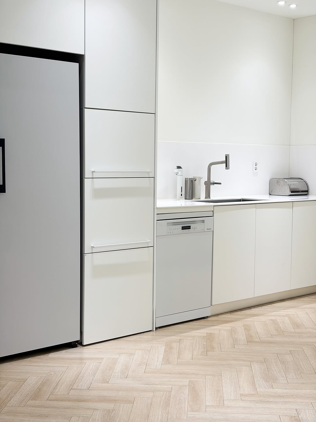 Photo by 까사림 (hyerim ku) on November 11, 2025. May be an image of dishwasher, refrigerator, indoors, sliding door, kitchen and text.