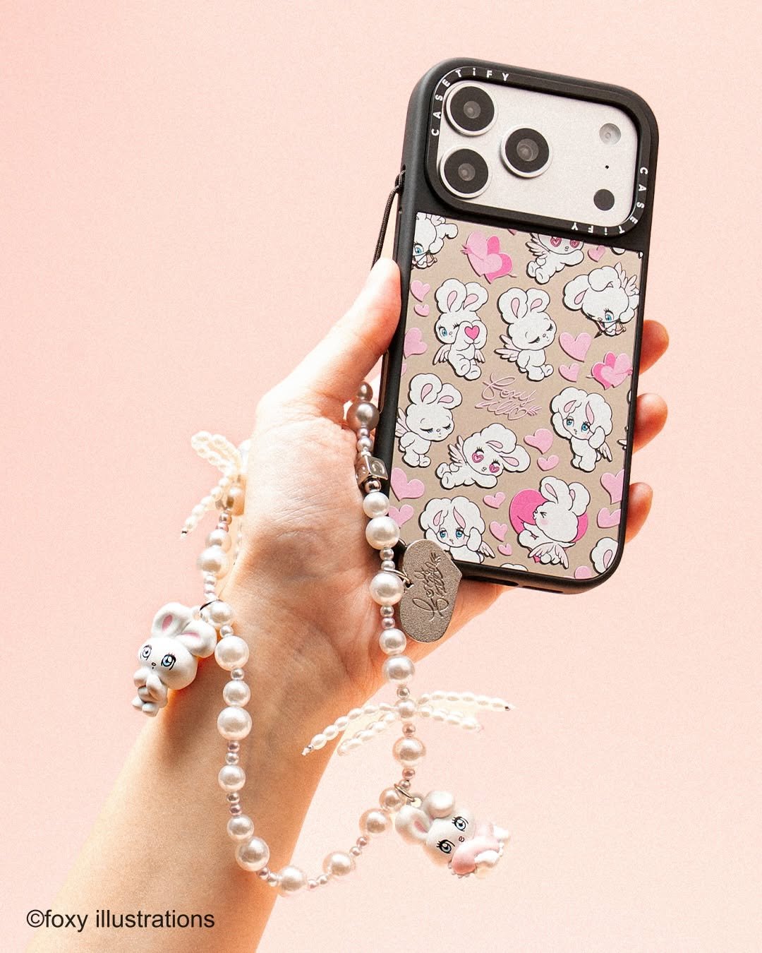 casetify_kr 게시물 이미지: 큰 사랑을 받고 있는 버니들이 새롭게 돌아왔어요! 🐰✨

핑크빛 비즈와 섬세한 리본...
