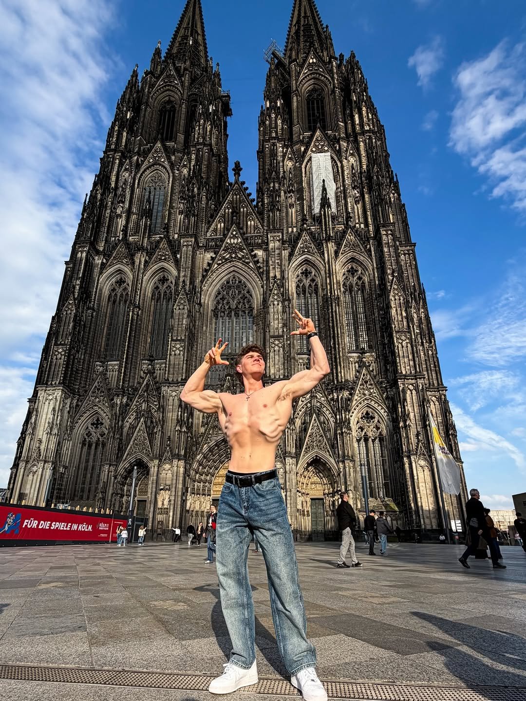 caseykellyfit 게시물 이미지: It’s bigger in person…

The love and support...