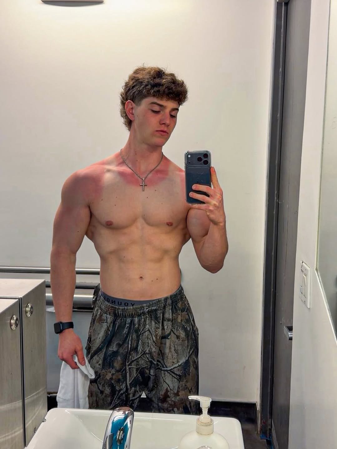 caseykellyfit 게시물 이미지: White boy sees sun for first time in 4 months:...