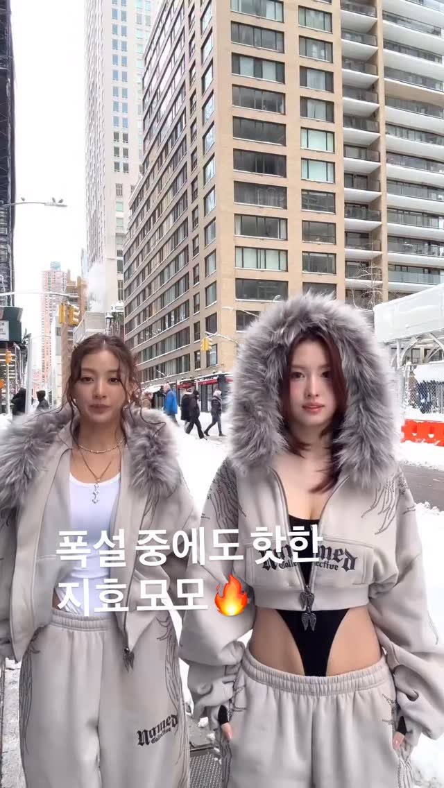 catchup_celeb 게시물 이미지: 뉴욕 폭설 속에서도 핫한 트와이스 지효(@_zyozyo) 모모(@momo)...
