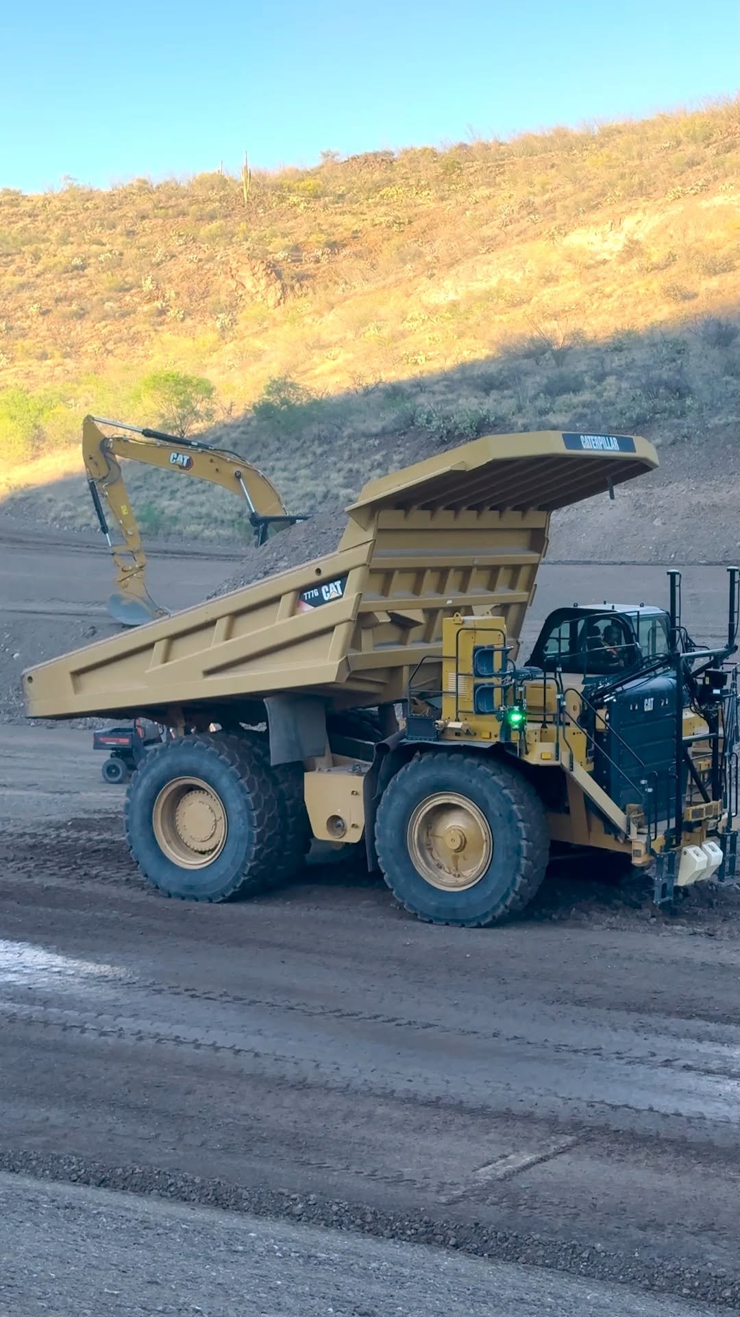 catmining 게시물 이미지: And… dump! 🌵

At Tinaja Hills, this Cat 777G...