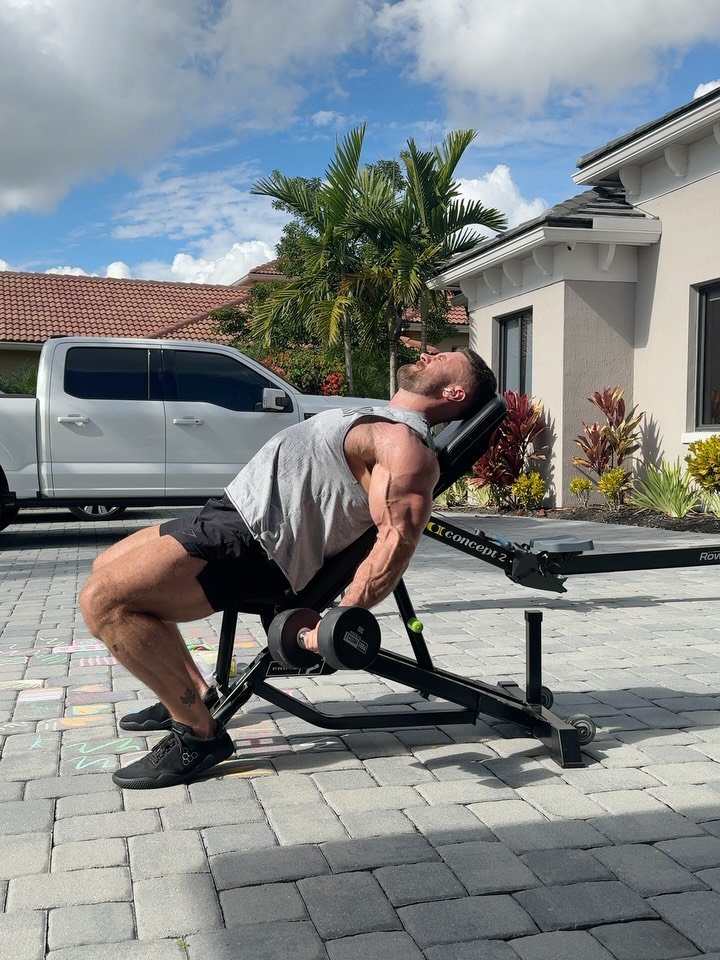 cbum 게시물 이미지: Sunday nap time = garage workout.
Started with...