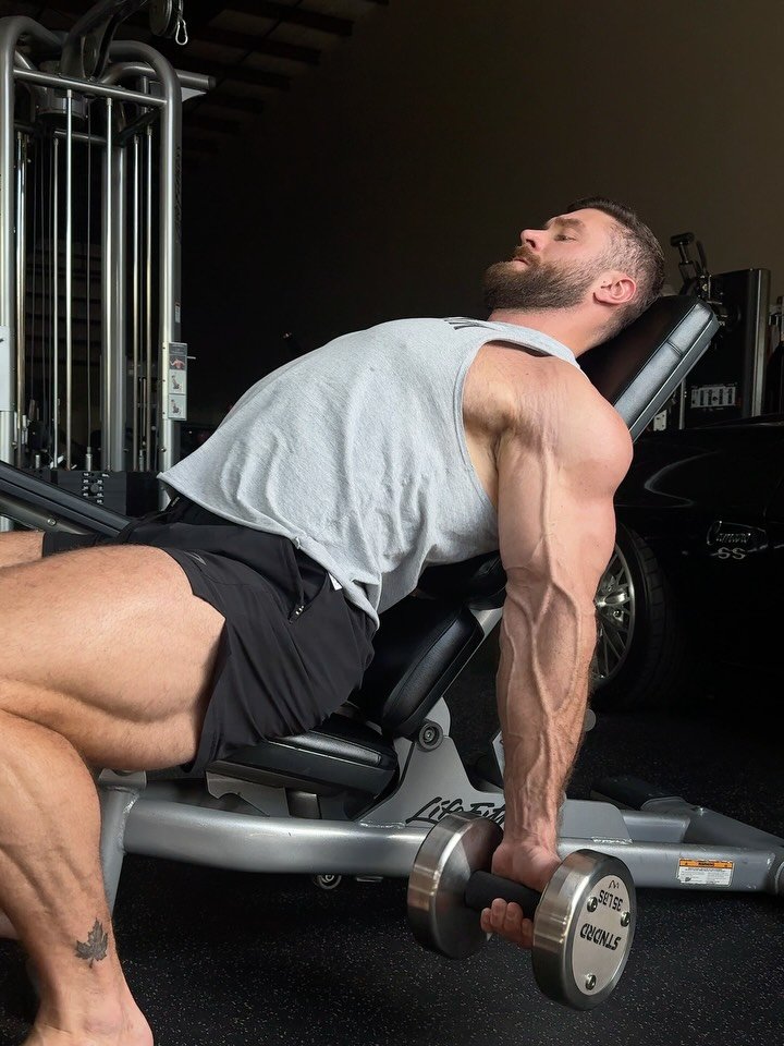 cbum 게시물 이미지: In Florida the BBQ stays out all year 🤝