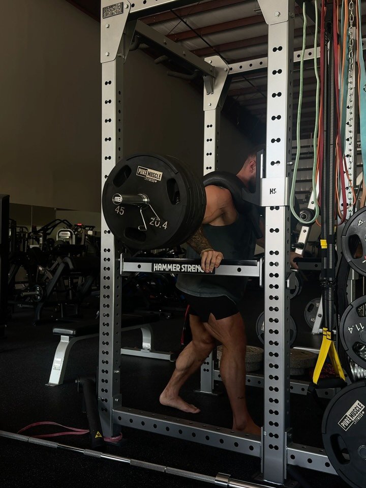 cbum 게시물 이미지: Heavy isometric x speed reps.

Heavy weight...