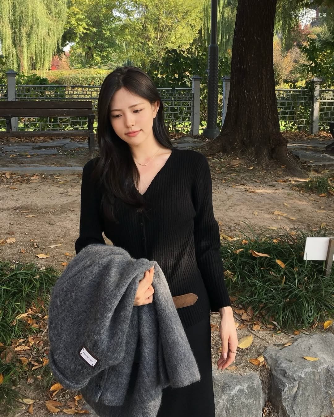 Photo by 성수미용실 샵꽁뜨 혜미원장ㅣ헤어컨설팅 브라운염색 웨딩염색 전문 on December 09, 2025. May be an image of scarf, goosedown coat, shawl, cardigan, knit and text.