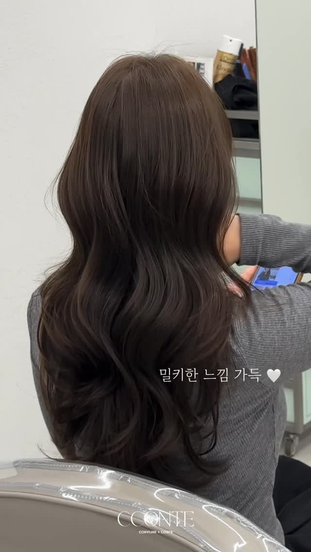 cconte__phm 게시물 이미지: 애쉬염색이 지겨울땐?
• 네츄럴브라운
#혜미쌤 #꽁뜨혜미쌤
카키빛이나 애쉬가...