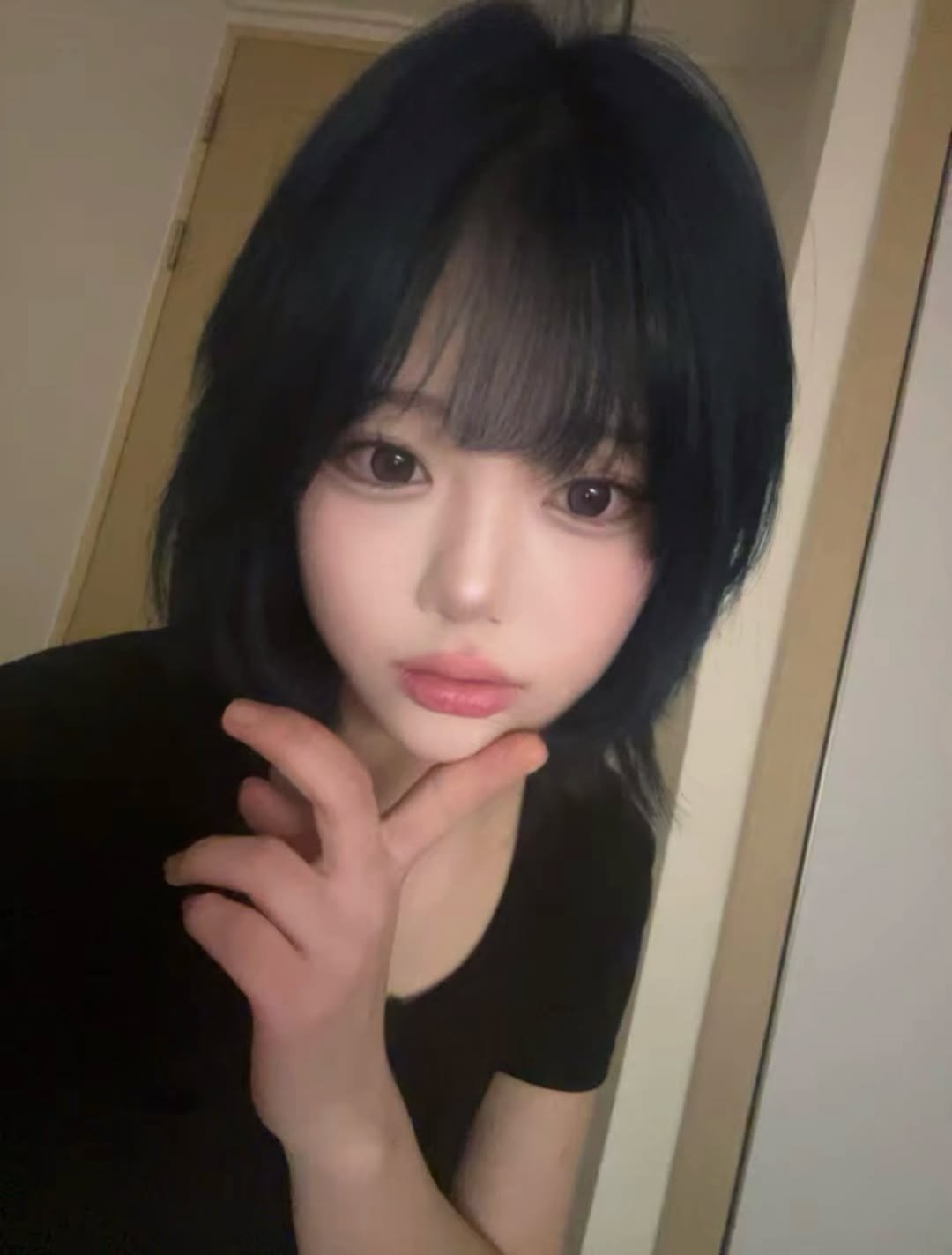 Photo by 합정 미용실 샵꽁뜨 우디 헤어컨설팅 on February 19, 2026. May be a selfie of one or more people, bangs and text.