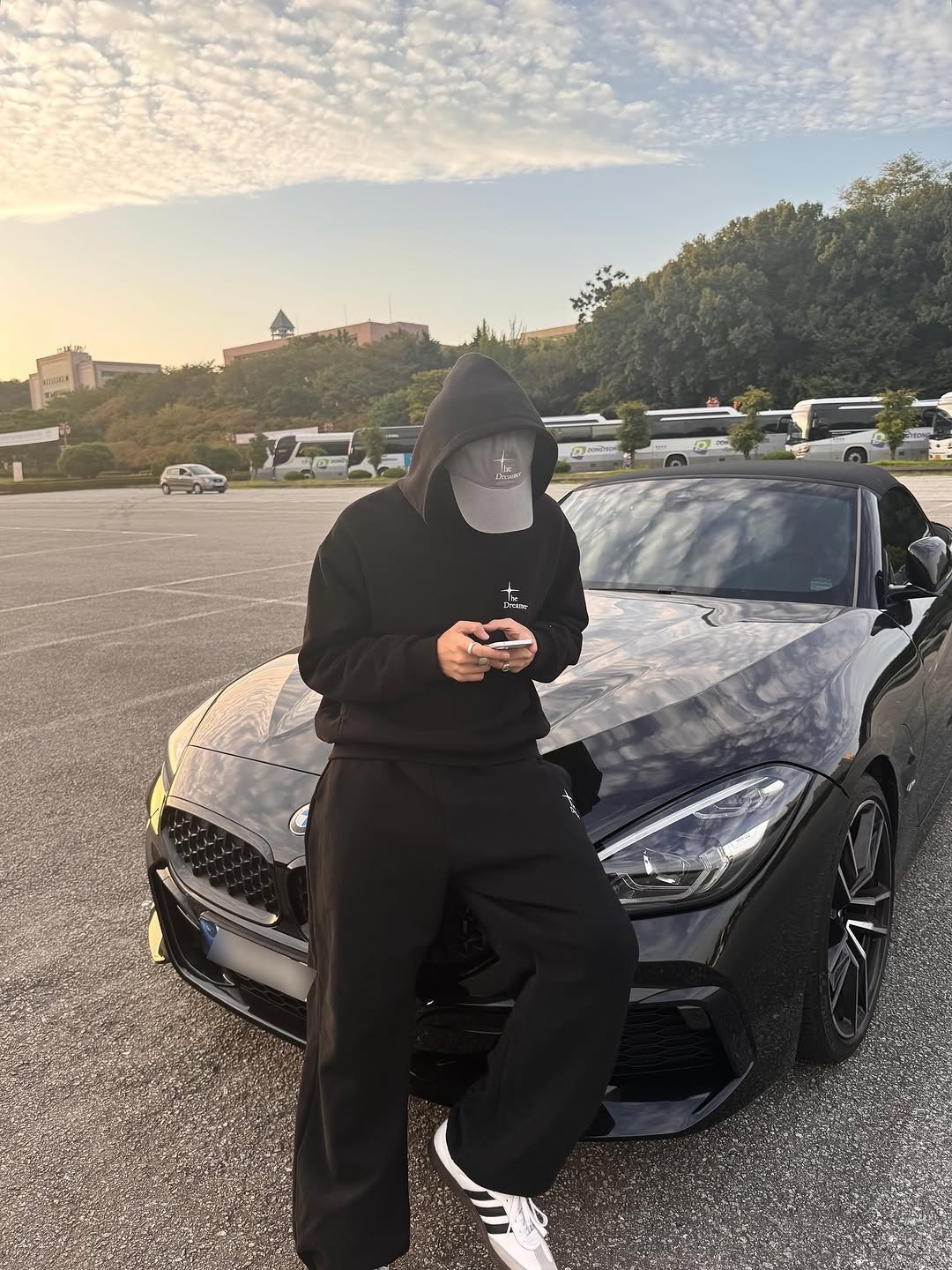 Photo by 은우 Eunwoo on September 16, 2025. May be an image of face mask, sedan, blower, sweatsuit and text.