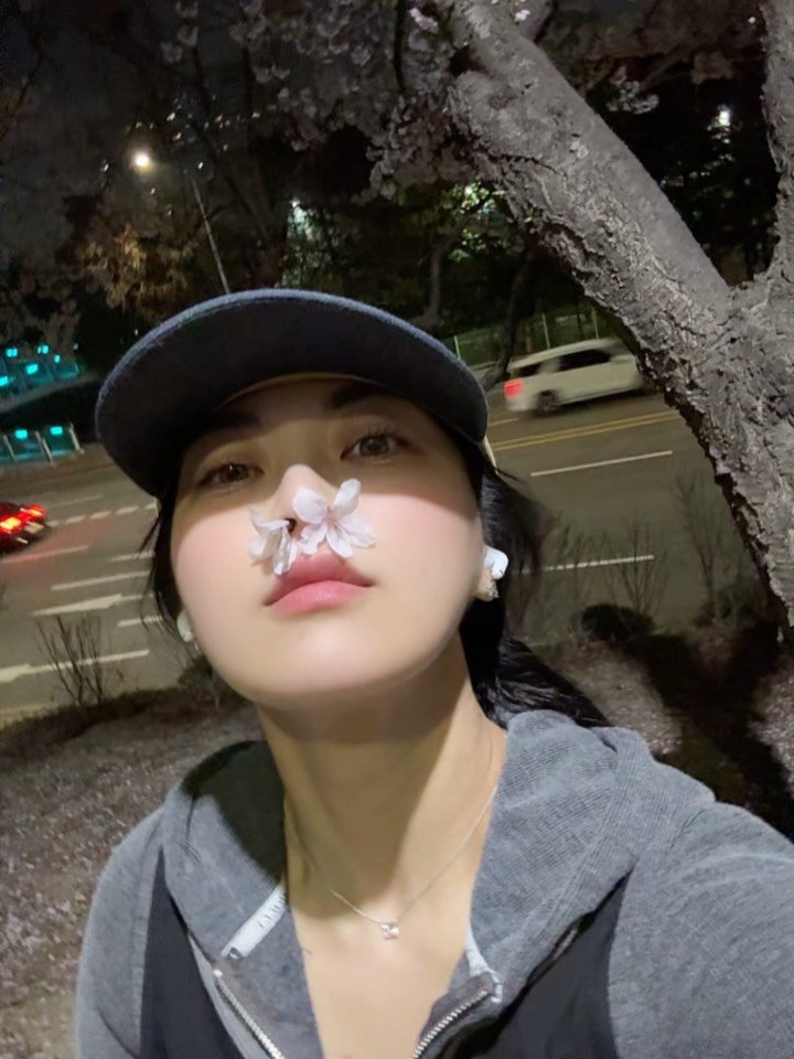 ch0idaeri 게시물 이미지: 3월이 술냄새였다면 4월은 꽃냄새랄까!
눈 깜짝할 새 4월 사라짐😰
그래도 20개...