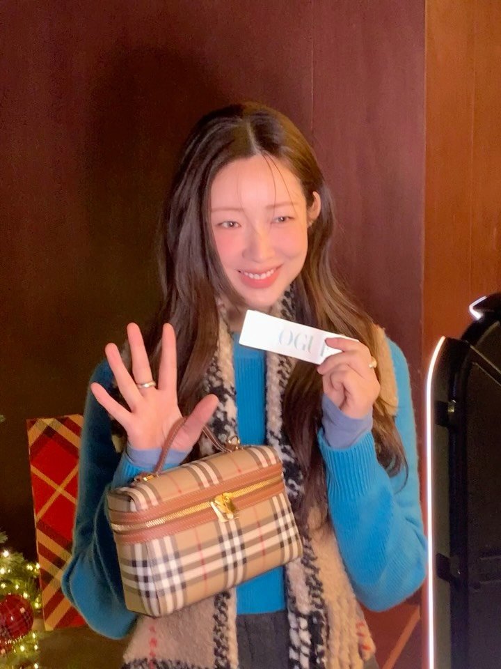 ch_amii 게시물 이미지: 미리 크리스마스를 느끼고 왔어요🎄🎅🏼ෆ⸒⸒
Merry Burberry mas! 
#Burberry