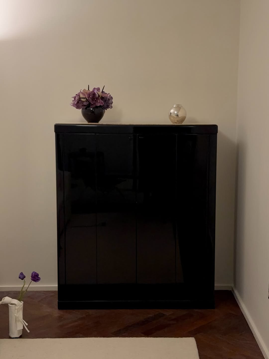 Photo shared by 차정원 on December 12, 2025 tagging @oakmoss_official. May be an image of credenza, armoire, indoors and text.