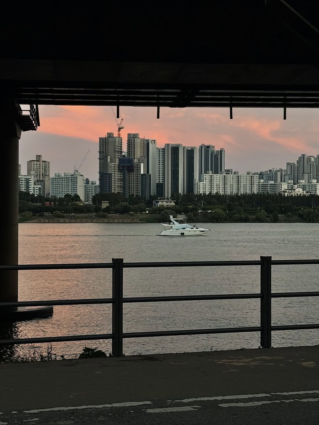 Photo by 차정원 on September 14, 2025. May be an image of boat, twilight, skyscraper, buildings, bridge and text.