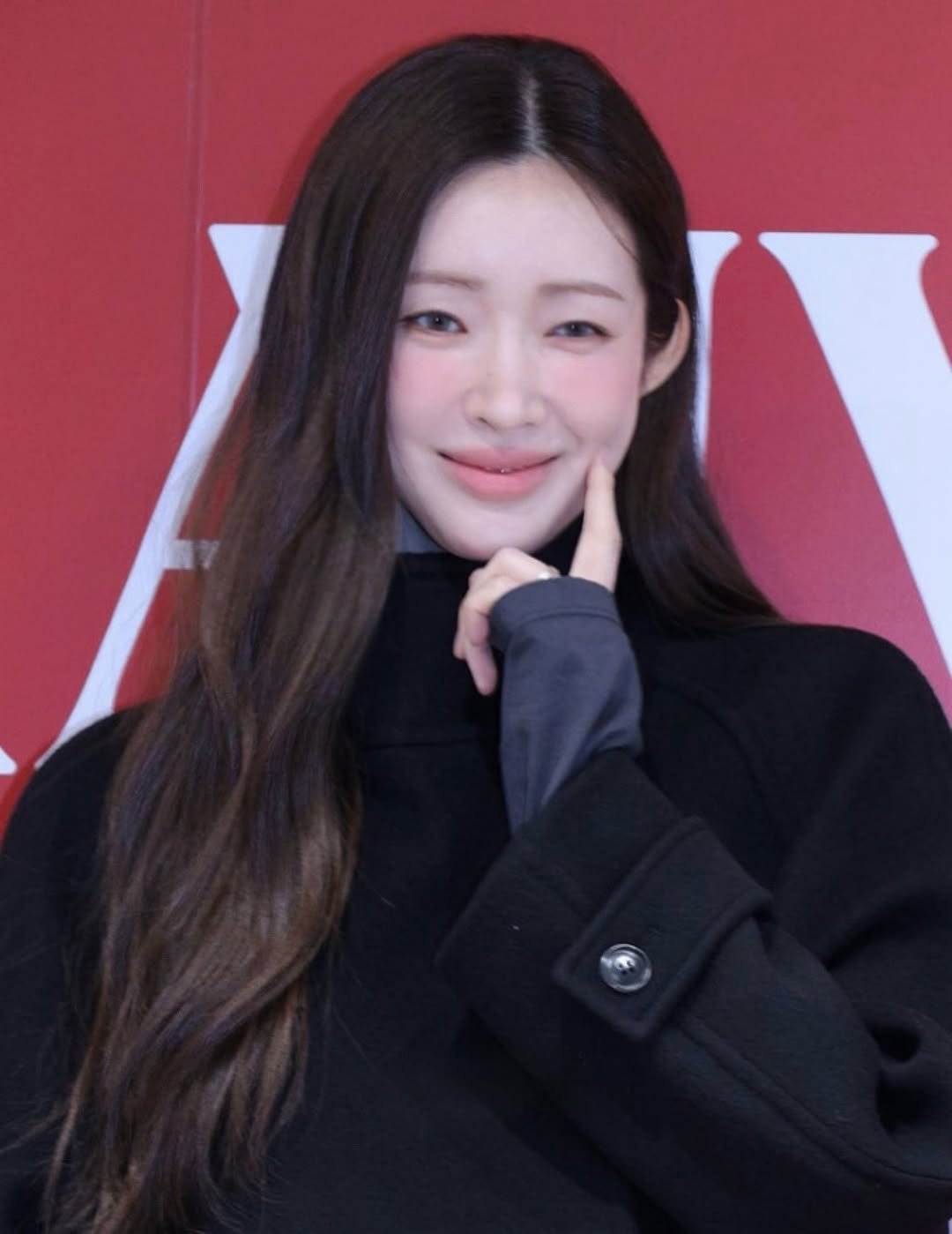 Photo shared by 차정원 on December 02, 2025 tagging @raive_studio. May be an image of one or more people, hair and text.