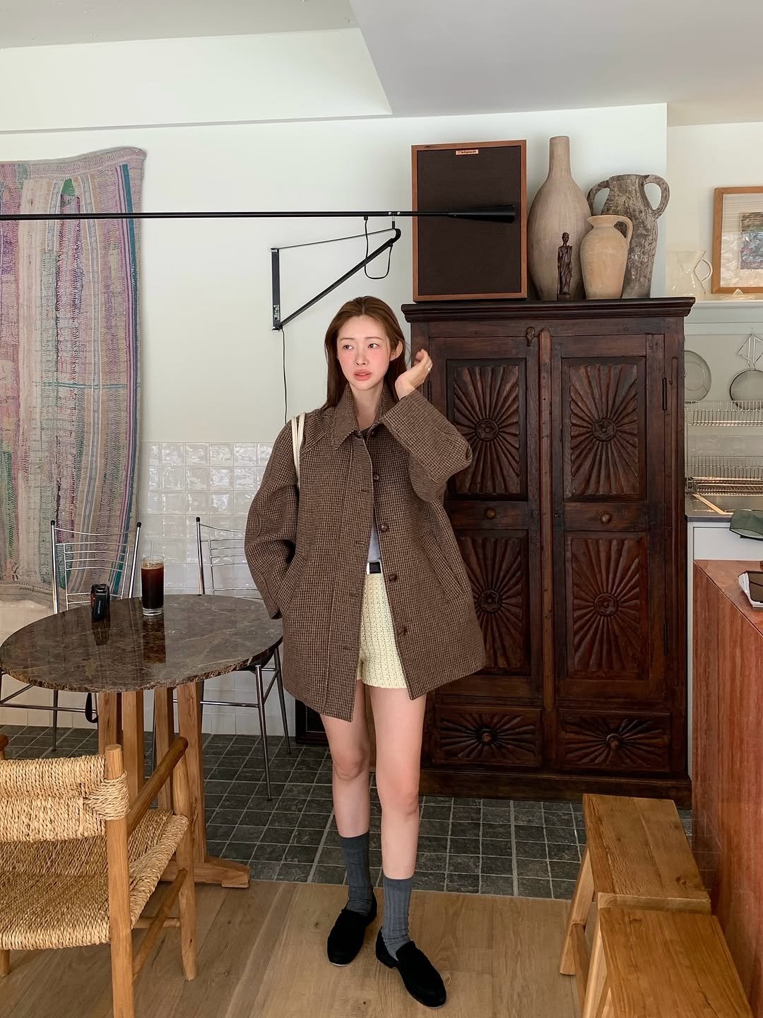 Photo by 차정원 on September 26, 2025. May be an image of 1 person, overcoat, duffle coat, fur coat, turtleneck, bath robe and text.