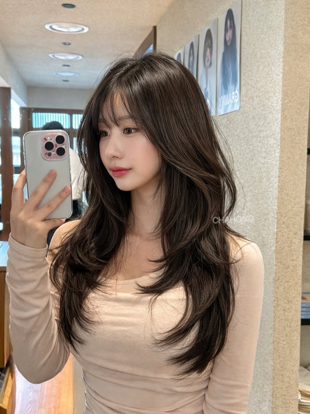 Photo by 반포미용실 차홍룸 반포점 이호선 레이어드펌 긴머리펌 레이어드컷 on April 26, 2026. May be a selfie of one or more people, bangs, top and text.