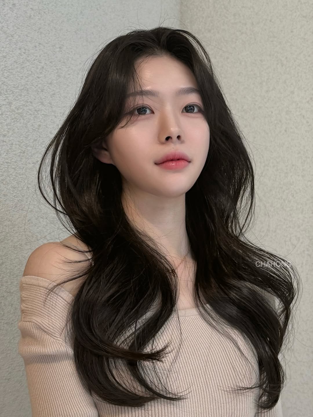 Photo by 반포미용실 차홍룸 반포점 이호선 레이어드펌 긴머리펌 레이어드컷 in 차홍룸 반포점 with @ch_uumi, @chahong_official, and @chahong.banpo. May be an image of one or more people, hair, top and text.