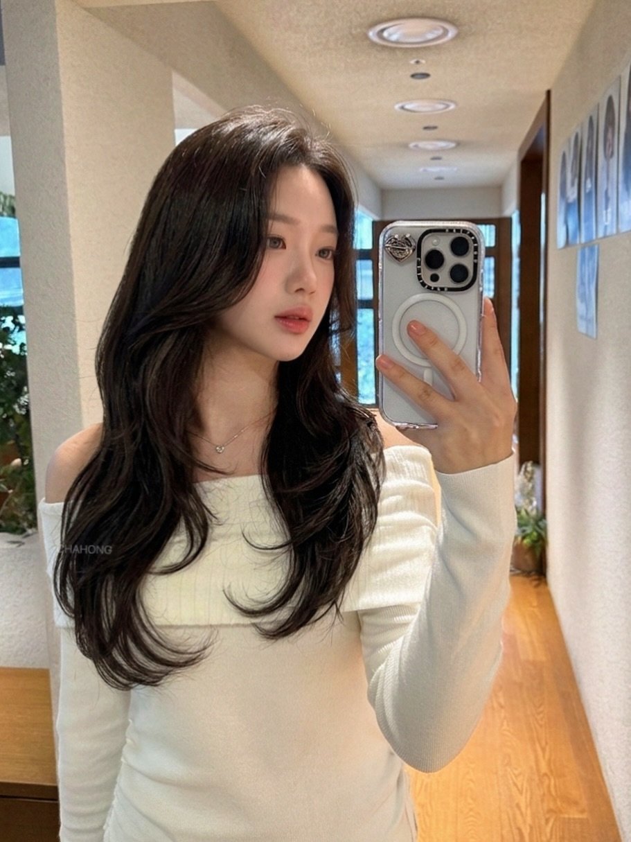 Photo by 반포미용실 차홍룸 반포점 이호선 레이어드펌 긴머리펌 레이어드컷 in 차홍룸 반포점 with @ch_uumi, and @chahong.banpo. May be a selfie of one or more people, hair, top and text.