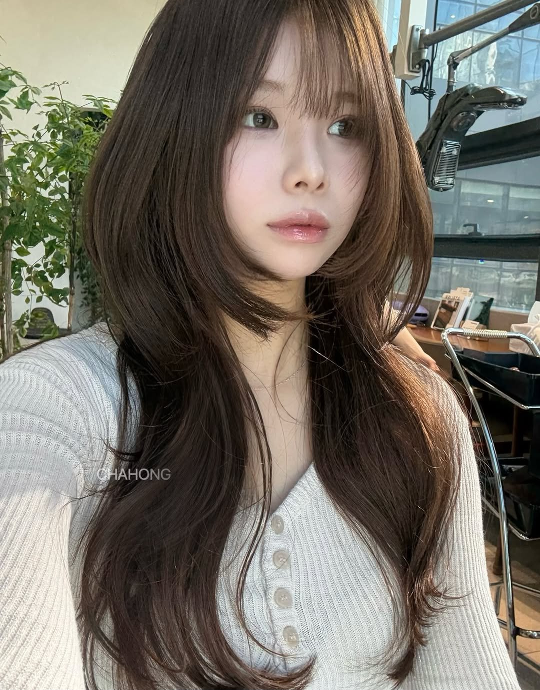 Photo by 반포미용실 차홍룸 반포점 이호선 레이어드펌 긴머리펌 레이어드컷 in 차홍룸 반포점. May be an image of one or more people, bangs, braids, long hair, top and text.