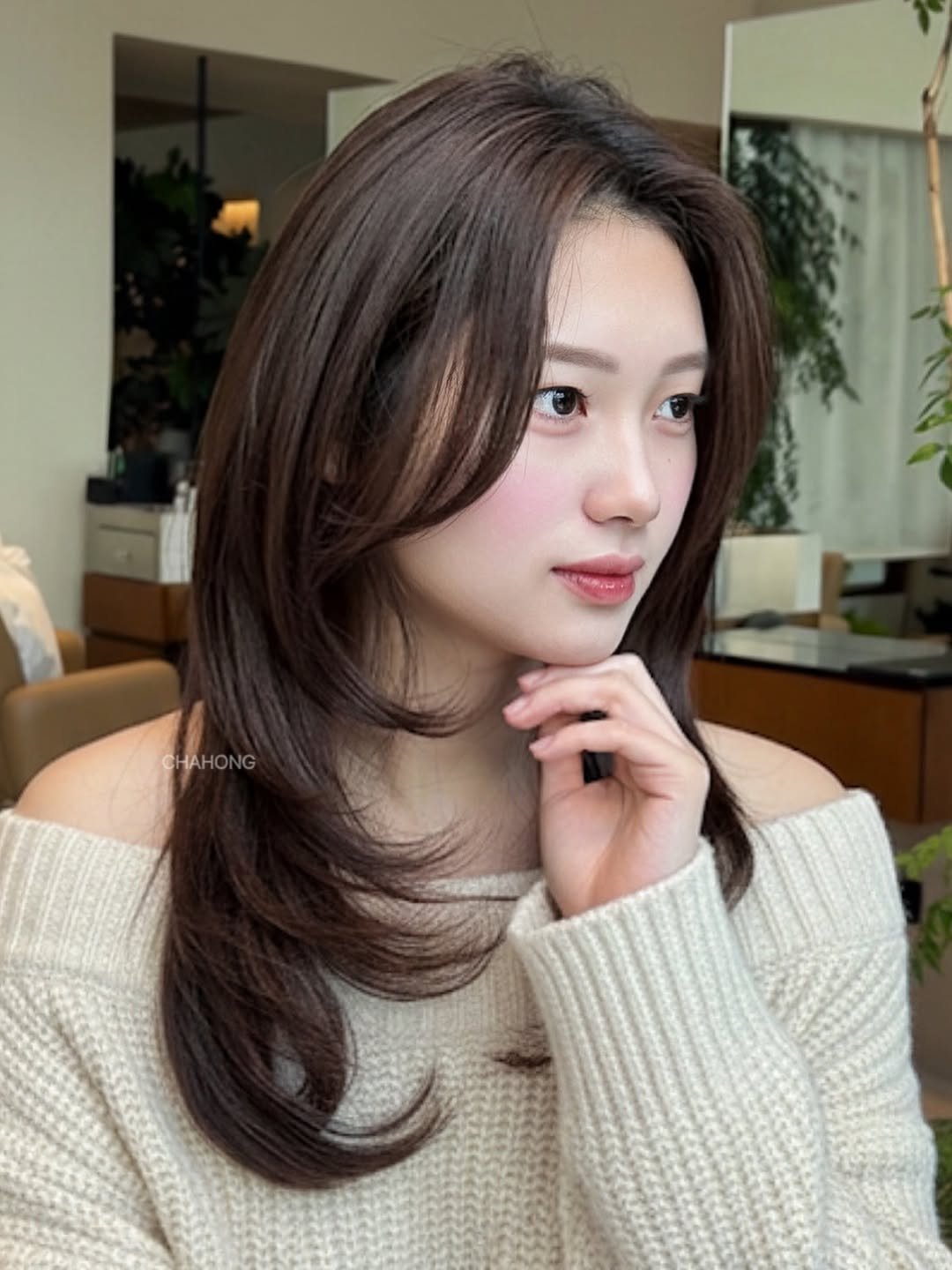 Photo by 반포미용실 차홍룸 반포점 이호선 레이어드펌 긴머리펌 레이어드컷 in 차홍룸 반포점 with @ch_uumi, and @chahong.banpo. May be an image of one or more people, braids, blonde hair, long hair, top and text.