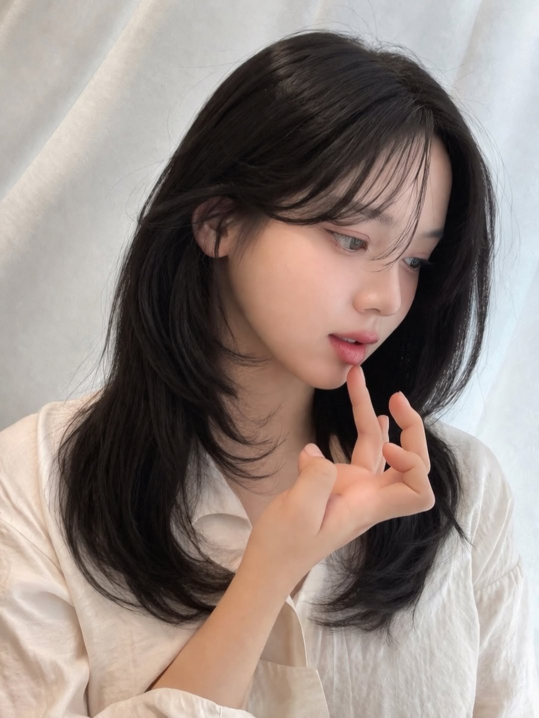 Photo by 반포미용실 차홍룸 반포점 이호선 레이어드펌 긴머리펌 레이어드컷 in 차홍룸 반포점. May be an image of one or more people, hair, makeup and text.