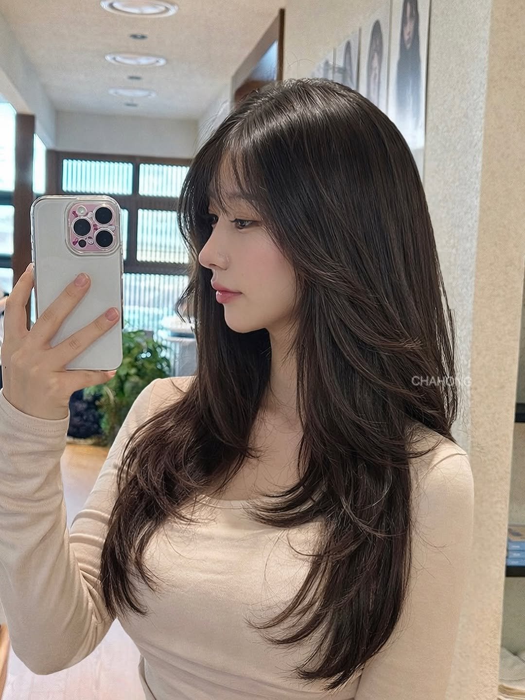 ch_hosuun 게시물 이미지: 얼굴형 따라 흐르는 가벼운 레이어드

자연스럽게 떨어지는 페이스라인 컷으로
볼륨은...